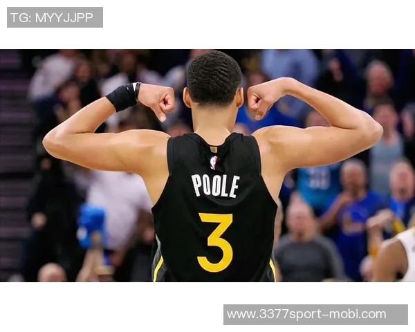 库里中场查看社媒恶评后下半场疯狂发力引发热议